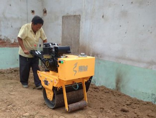 點擊查看詳細信息<br>標(biāo)題：手扶式單輪壓路機工作照 閱讀次數(shù)：12141