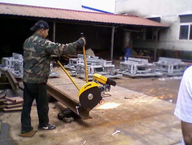 點擊查看詳細信息<br>標(biāo)題：內(nèi)燃鋸軌機工作照 閱讀次數(shù)：11521